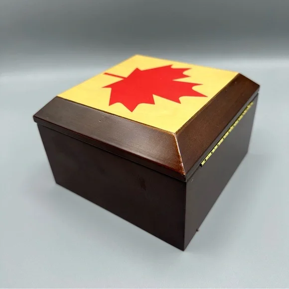Vintage The Bombay Company Wooden Music Box 1996 Canada flag Brown